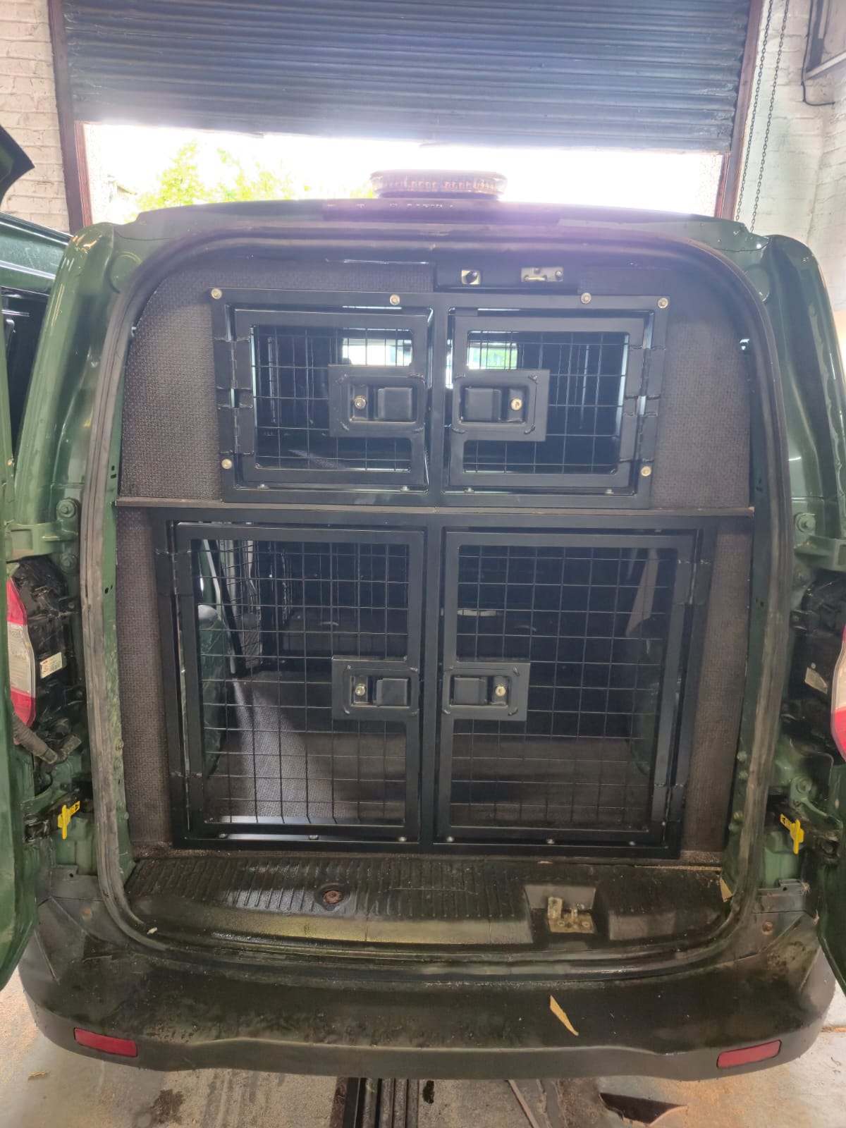 Pick-up and 4x4 custom dog cage fitting